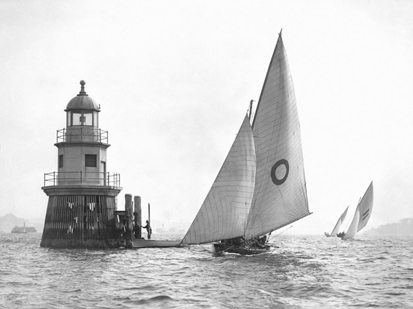 Sloop and Channel Pile Light on Sydney Harbour